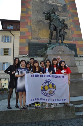 Besuch Group Study Exchange vor dem Telldenkmal