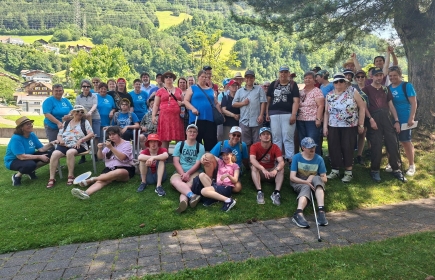 Teilnehmende von insieme Uri und Mitglieder des Rotary Clubs Uri beim gemeinsamen Minigolf-Anlass in Morschach.