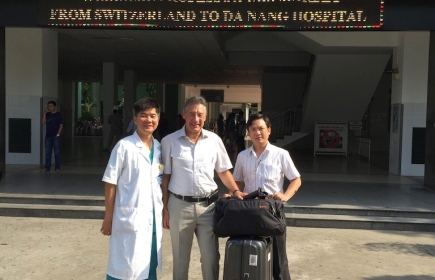 Urs Marbet vor dem Spital in Da Nang