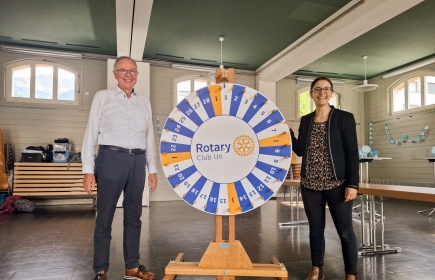 Stefan Flury und Corina Britschgi halfen bei der Bedienung des Glücksrads und trugen damit zu einem gelungenen Fest bei.